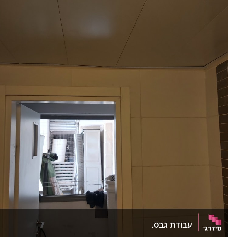 קיר גבס עם דלת פתוחה וחדר אחסון